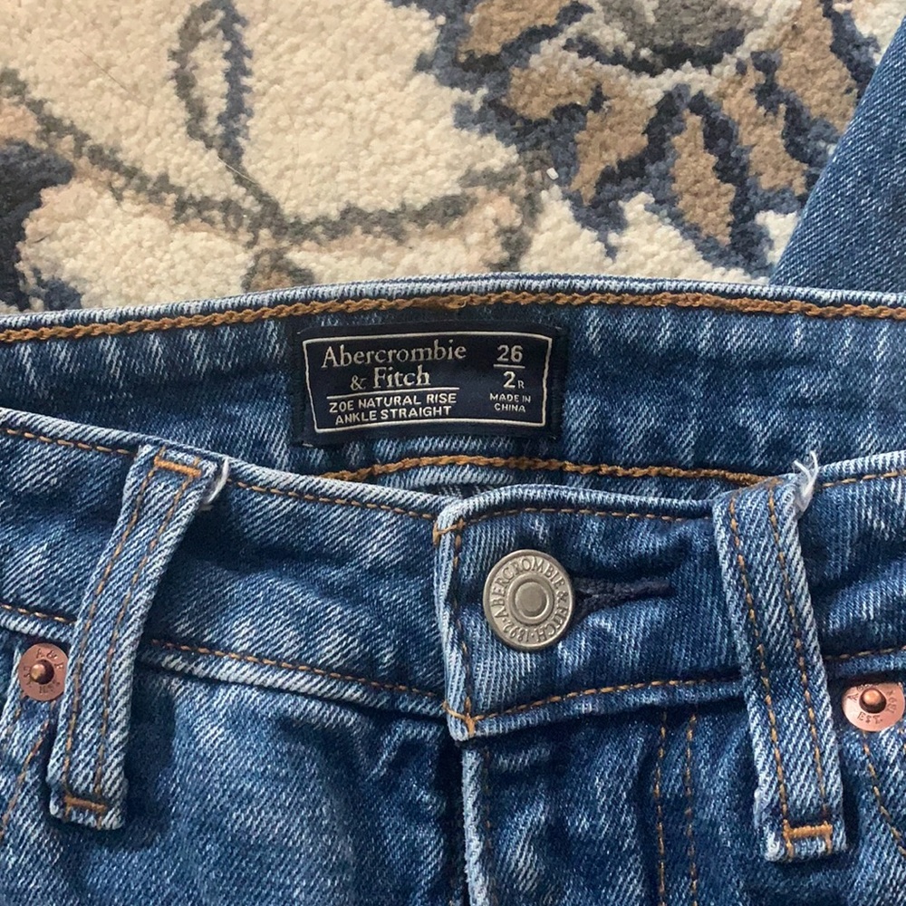 Abercrombie Zoe Natural Rise Ankle Straight Jean size 26 medium wash - Picture 5 of 7